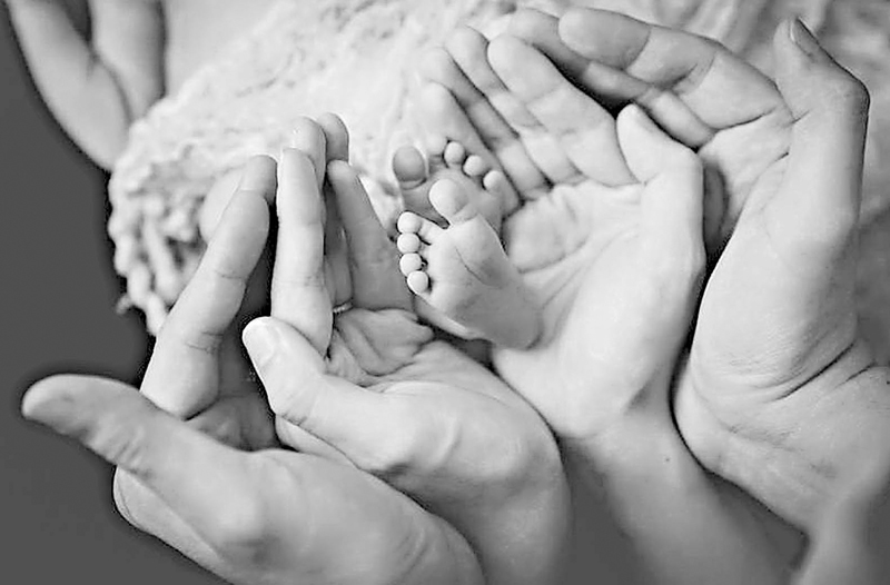 ◆昆凌與周杰倫雙手重疊一起捧着孻女的小腳丫。