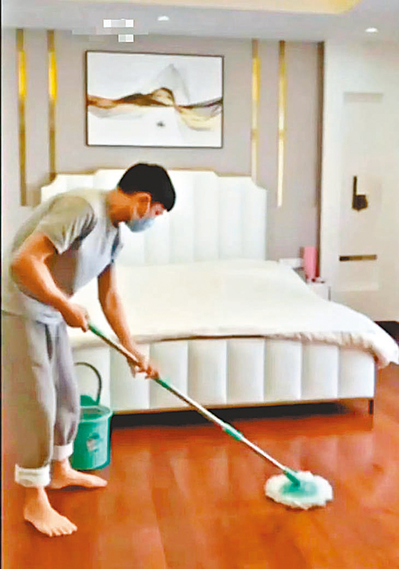 ◆劉德華認真清潔酒店臥室。