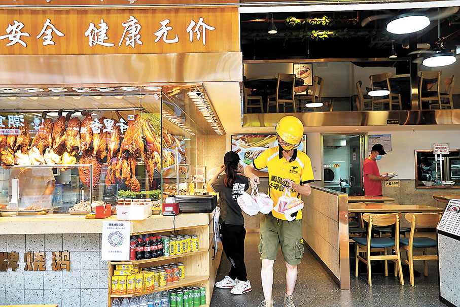 ◆林廣健取餐後出發派送。香港文匯報記者胡若璋  攝