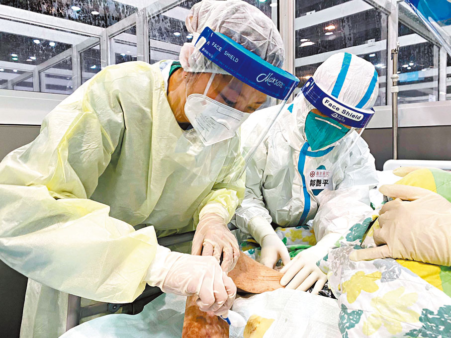 ◆史綺雯(左)在亞博館期間，專責長者護理服務，包括組成專門為長者護理傷口的小隊。 醫管局供圖