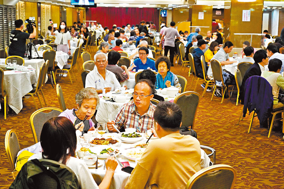 ◆有家庭三代同堂與母親食晚飯慶祝母親節。香港文匯報記者 攝