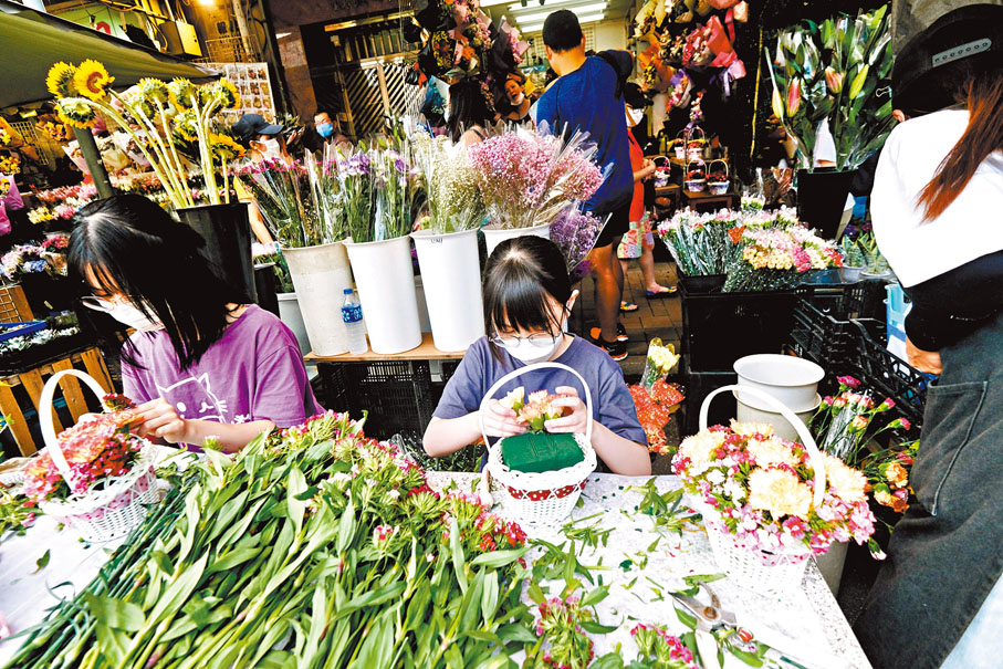 ◆小朋友學插花送母親。香港文匯報記者  攝