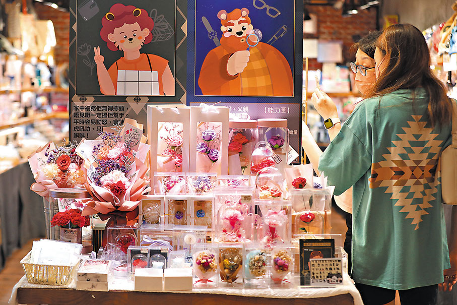 ◆政府派發的消費券亦有刺激巿道作用。香港文匯報記者 攝