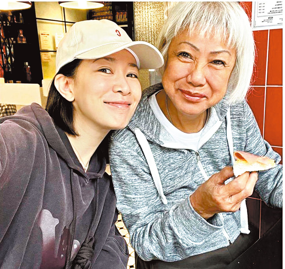 ◆ 佘詩曼一有空就會陪伴母親。