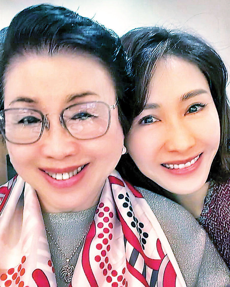 ◆ 黎姿笑起來很似媽咪。