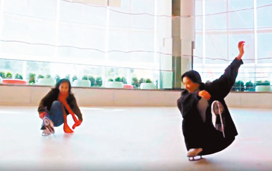 ◆許恩怡拉着媽媽柏安妮在冰場上飛舞。