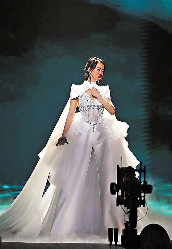 ◆ 李玟的舞台造型相當華麗吸睛。