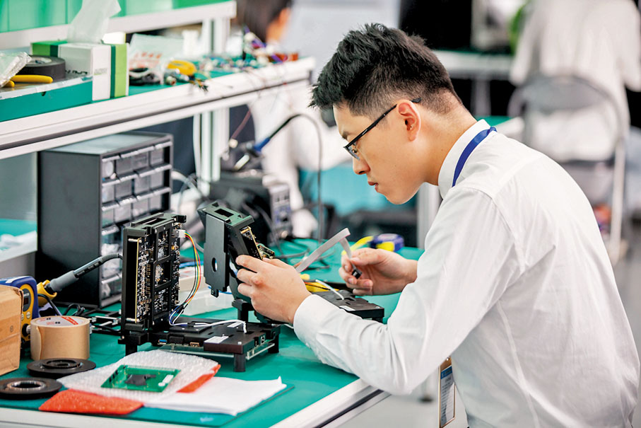 ◆呂盼稂團隊成員進行芯片實驗。 受訪者供圖