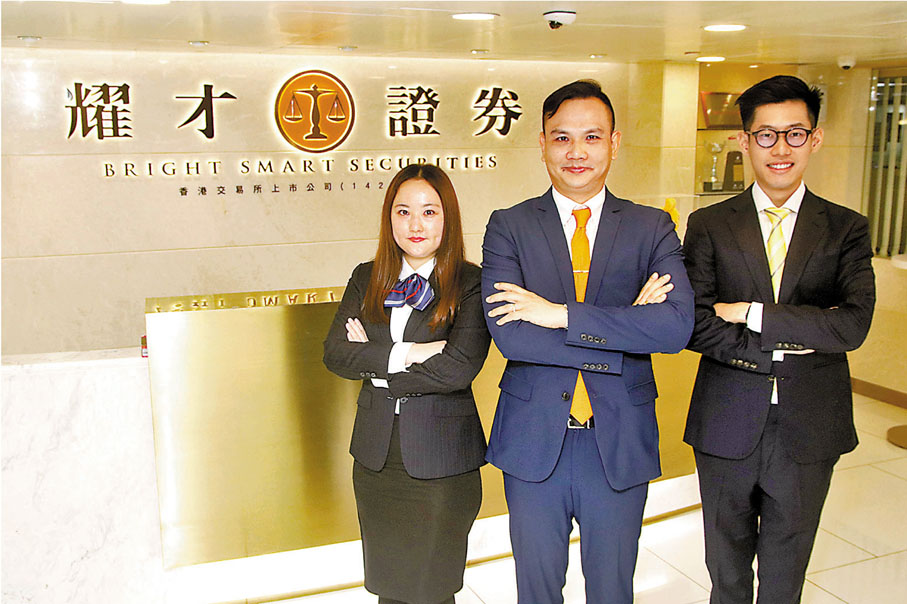 ◆ 耀才行政總裁許繹彬(中)自揭公司有「三大殺着」，左為旺角分行高級主任黃彥彥，右為銷售及客戶服務部助理經理梁日曦，他們去年獲得高額花紅。香港文匯報記者  攝