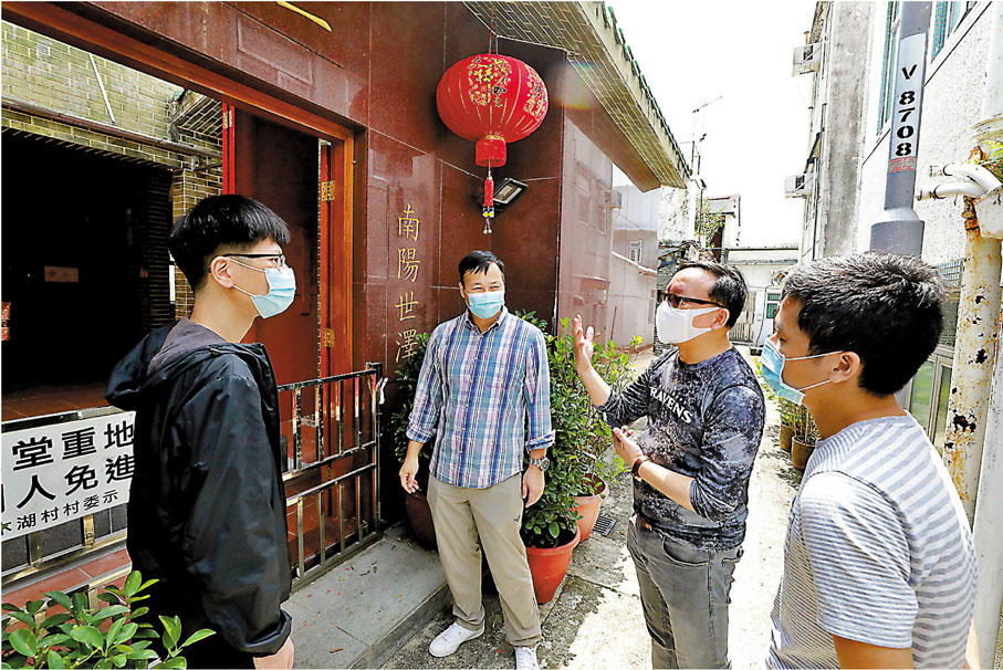 ◆打鼓嶺區鄉事委員會首副主席林金貴（左二），向阮志（左三）等鄉志團隊成員介紹打鼓嶺的歷史。 香港文匯報記者  攝