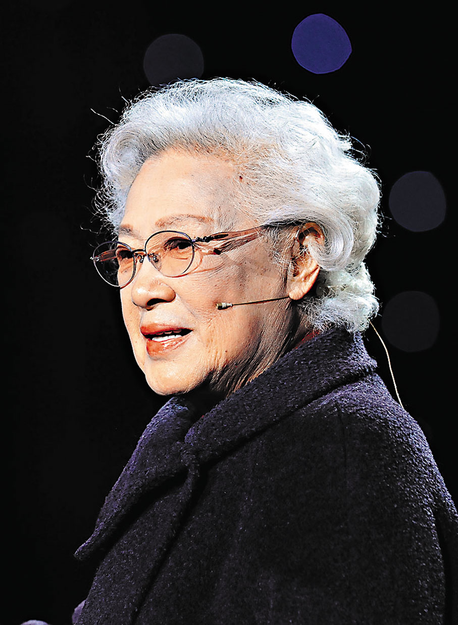 ◆2012年12月，秦怡在北京參加「新中國22大電影明星50周年盛典」活動。中新社