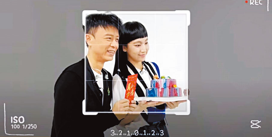 ◆ 李克勤親手向炎明熹送上紅包。