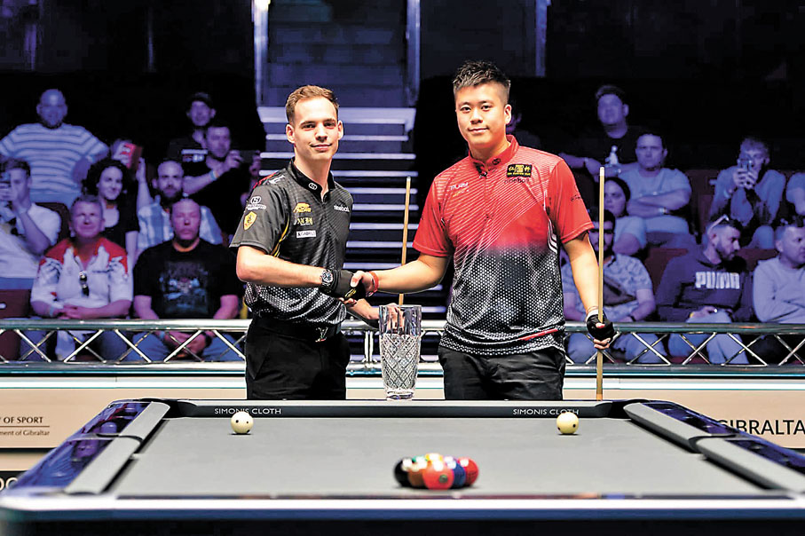 ◆盧浩琛（右）與德國球手Joshua Filler先禮後兵。 Matchroom Pool圖片