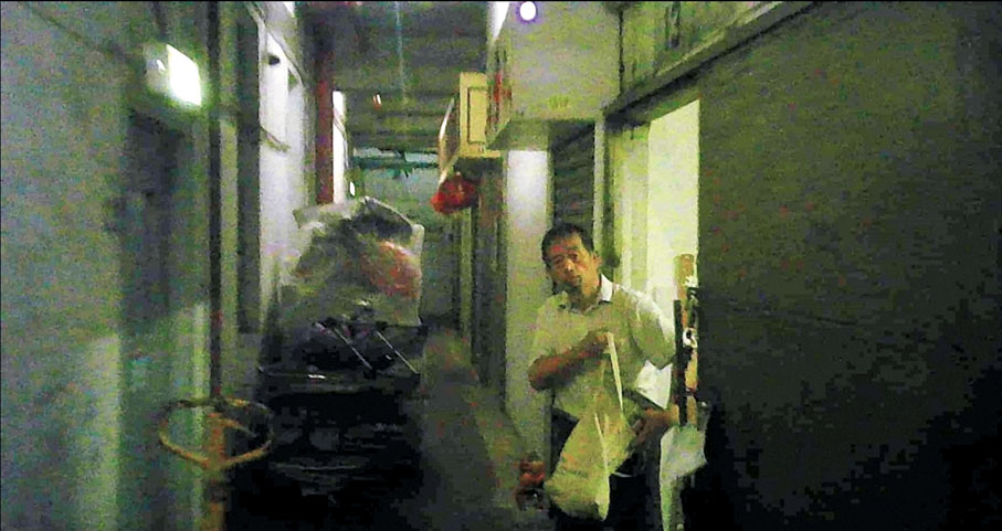 ◆ 雜物堆積如山的迷你倉，連門口也堆滿雜物，難以想像失火時如何逃生。香港文匯報記者  攝