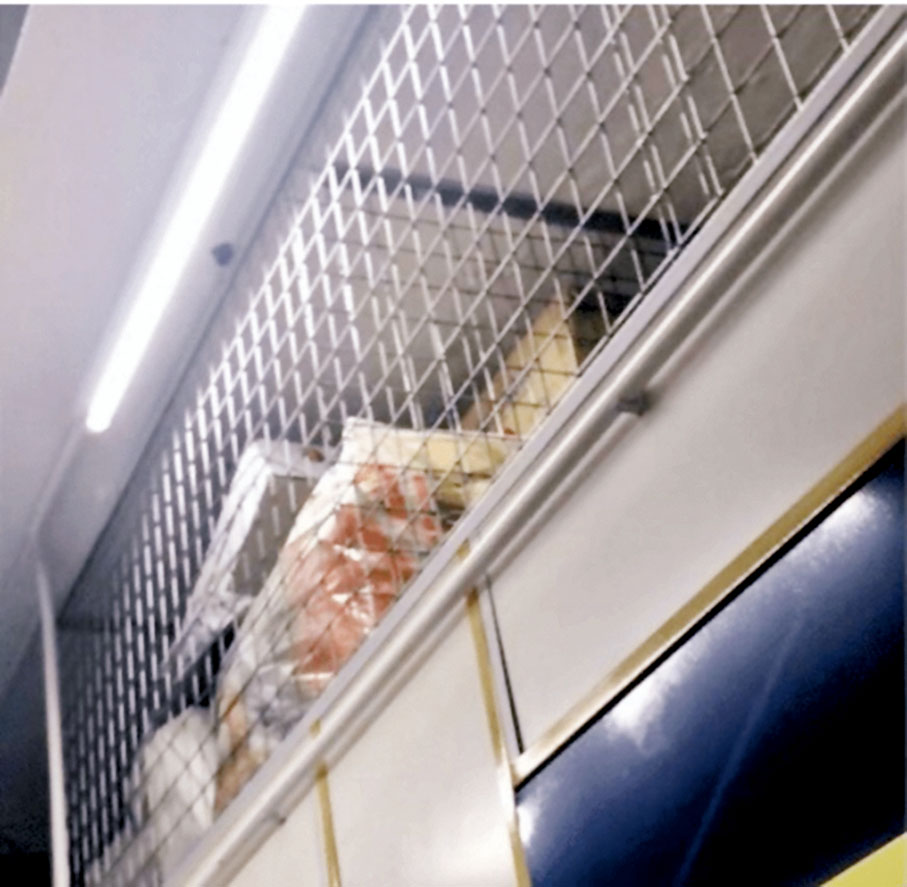 ◆ 法例規定，倉頂與天花板必須保持距離，不得堆放雜物，但不少迷你倉違規。 香港文匯報記者  攝