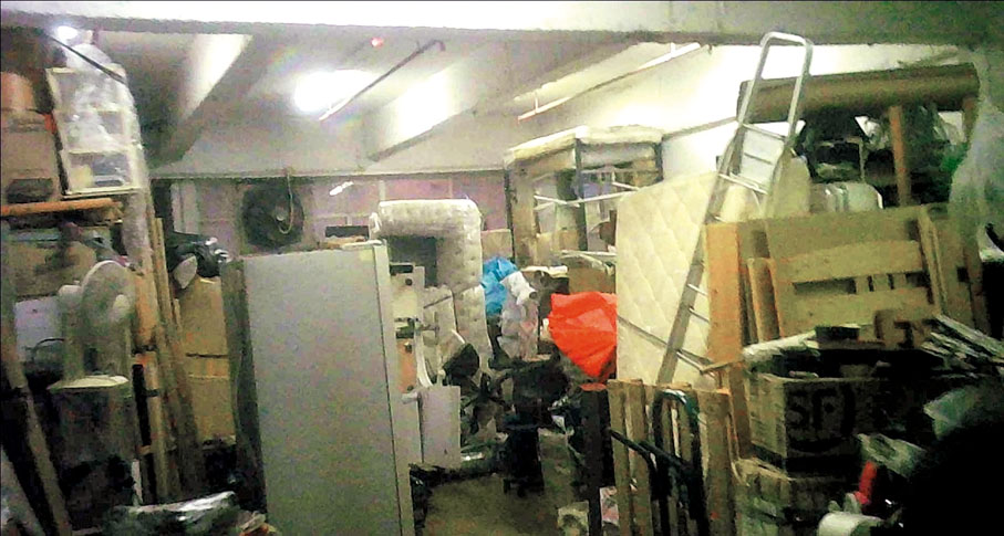 ◆ 迷你倉內一片狼藉，不設任何逃生通道，窗口基本都被遮擋，完全漠視消防規定。 香港文匯報記者  攝