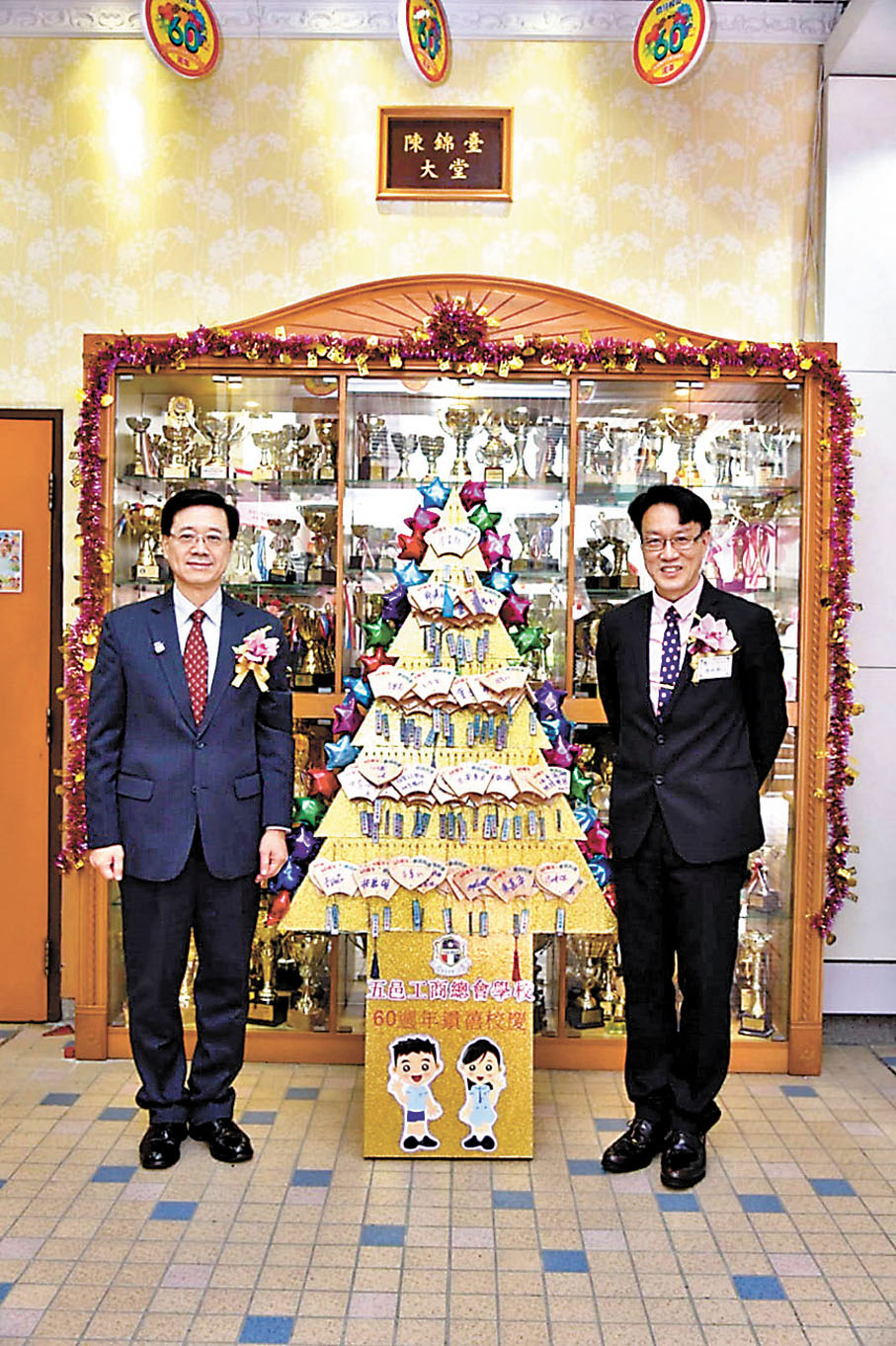 ◆李家超小學母校、五邑工商總會學校校長黃錦耀（右）期待政府加強教師專業操守和培訓。 資料圖片