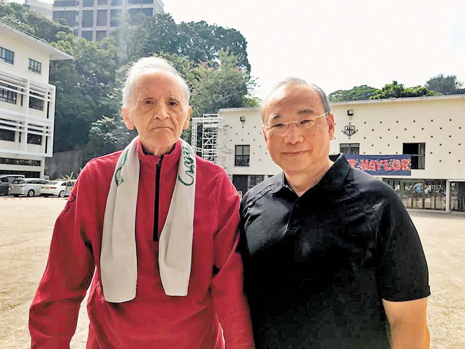 ◆蘇中平（右）與已故魏志立神父（左）上世紀七十年代在九龍華仁書院教過李家超。蘇對李高票當選感到高興和榮幸。 資料圖片