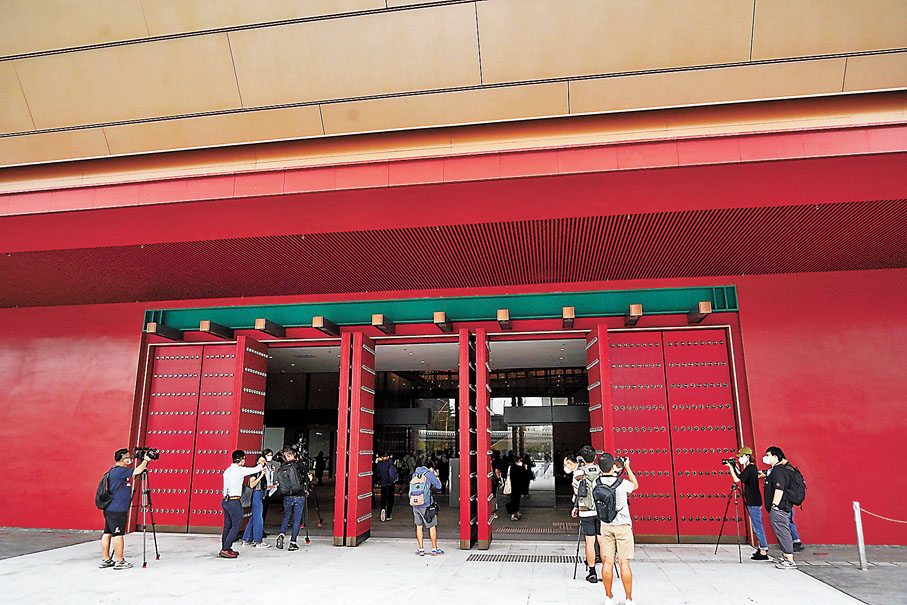 ◆正門採用紫禁城城牆的朱紅色作點綴，與故宮文化互相呼應。 香港文匯報記者  攝