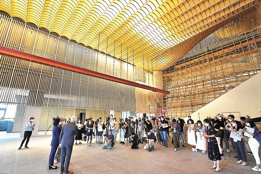 ◆大樓地下大堂的中庭天花，以現代手法演繹紫禁城內宮殿屋頂的琉璃瓦鋪設。 香港文匯報記者  攝