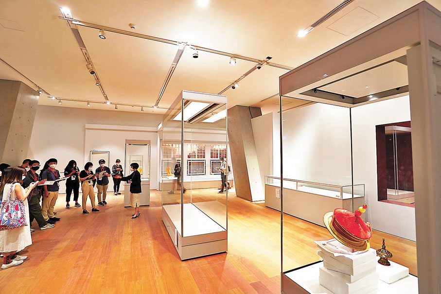 ◆展櫃擺放工作已完成，館方暫放置「非展品」用作燈光測試。香港文匯報記者  攝