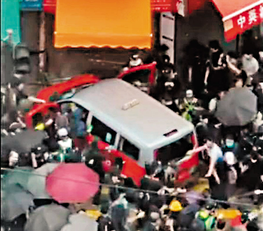 ◆的士司機鄭國泉當日遭大批「黑衣魔」拖出車外毆打襲擊。  網上短片截圖