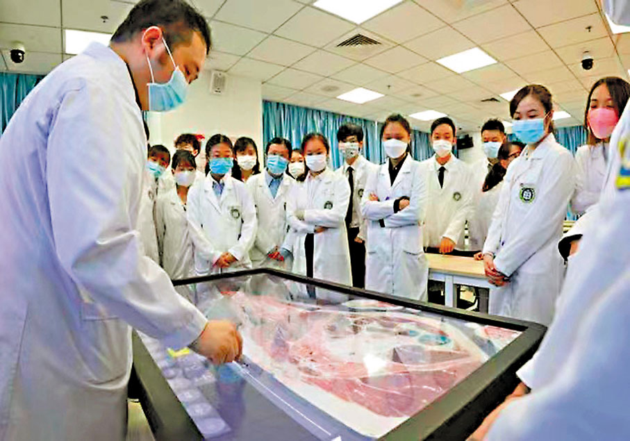 ◆珠海市人民醫院迎來澳門科技大學臨床見習第一期33名醫科生，這也是澳門科技大學內科全科醫學士首次在內地醫院進行見習。此次跨境見習項目將探索並建立一套適合珠澳師生雙方教學相長的新模式。受訪者供圖