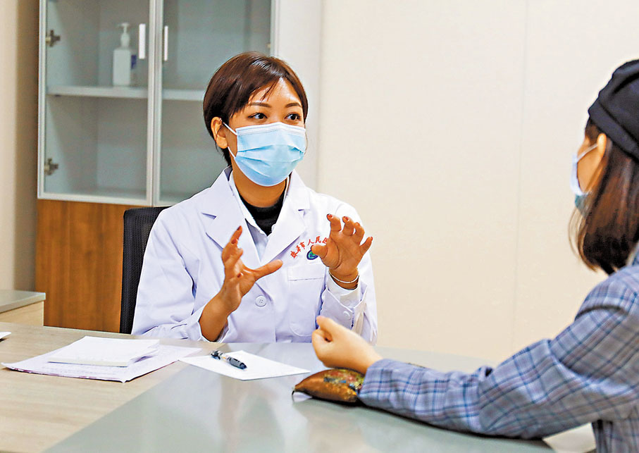 ◆澳門醫生張倩君在珠海橫琴跨境執業坐診。 受訪者供圖