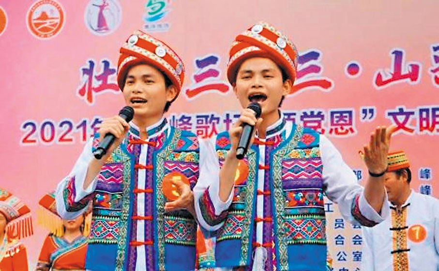 ◆95後雙胞胎兄弟為山歌注入青春活力。中新社
