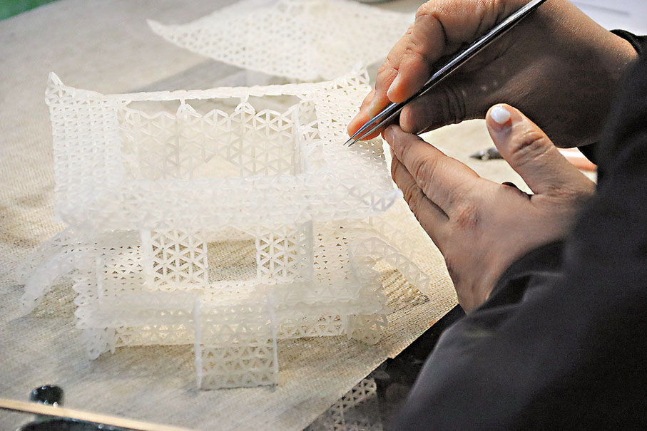 ◆陳國銳不斷探索和嘗試，用耐心和匠心還原了這項幾近失傳的技藝，並將着色和防腐技術運用其中，讓傳統技藝煥發生機。