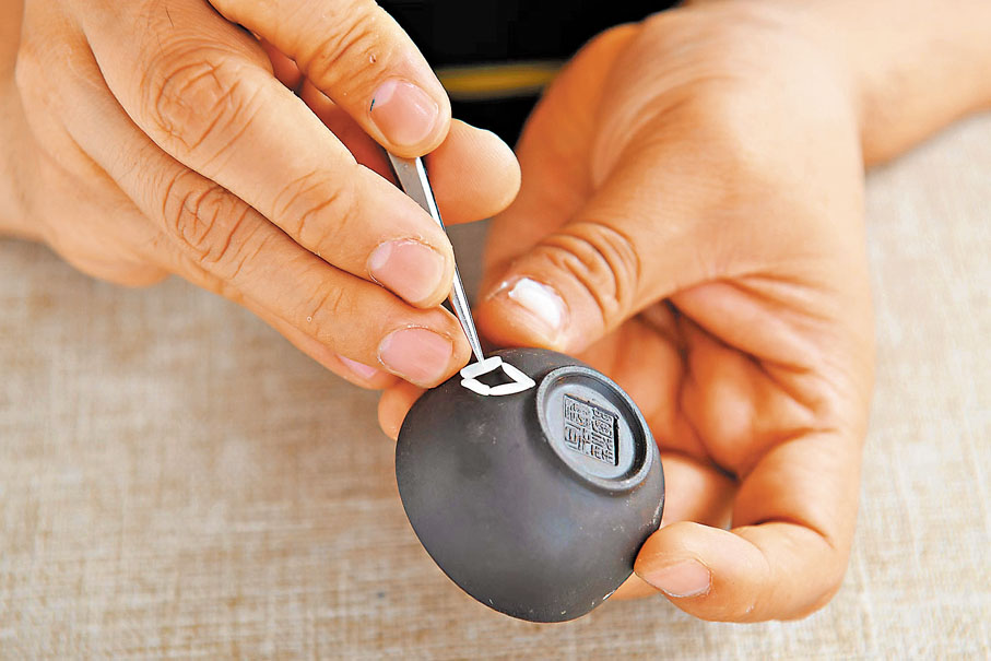 ◆創作福州「高樓米線」作品工序複雜，技術性高，圖為篩選米粒後進行內胎製作（模型描邊標記）。