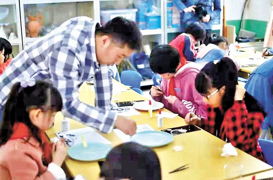 ◆近年來，陳國銳加強與學校的聯繫，將非遺項目帶進校園，成立福州「高樓米線」傳習基地，讓這項古老的手工藝薪火相傳。