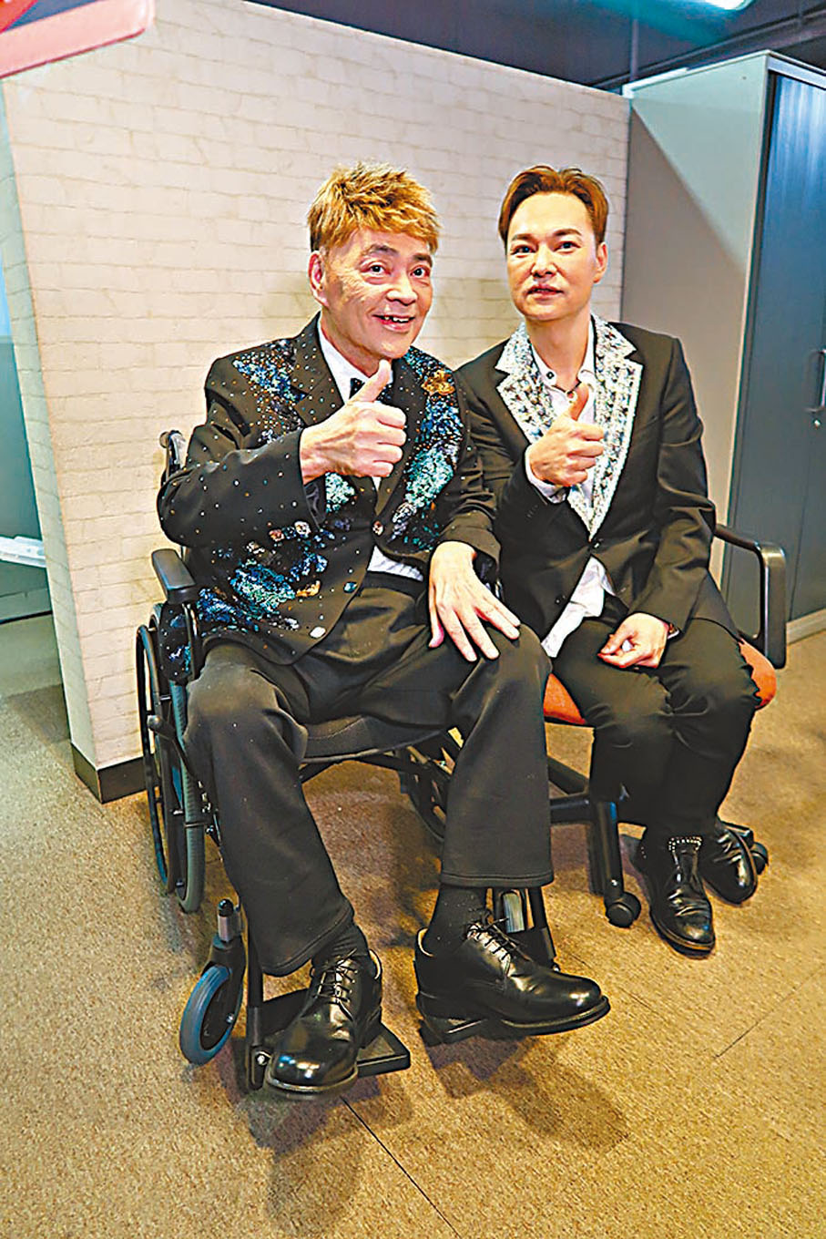 ◆ 張偉文（左）在方俊陪同下見記者。