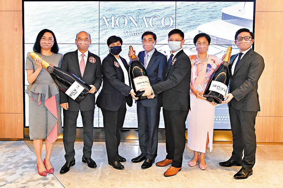 ◆會德豐地產黃光耀（中）認為，東鐵線過海段通車，將令沿線地區包括啟德屋苑交投顯著增加，樓價估計一兩個月內升約5%。