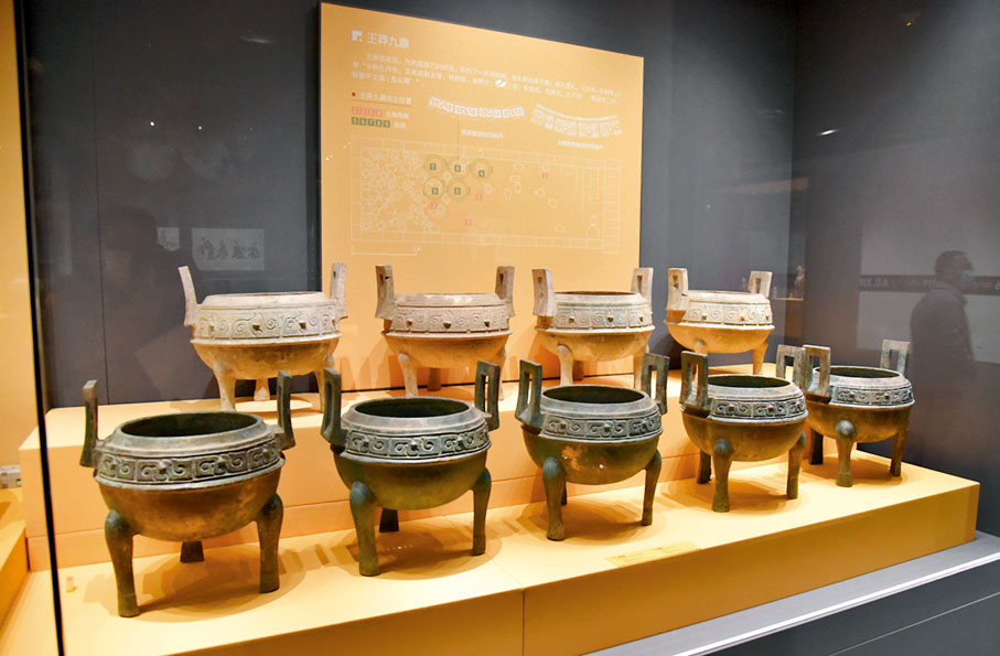 ◆現場展出的王莽九鼎。