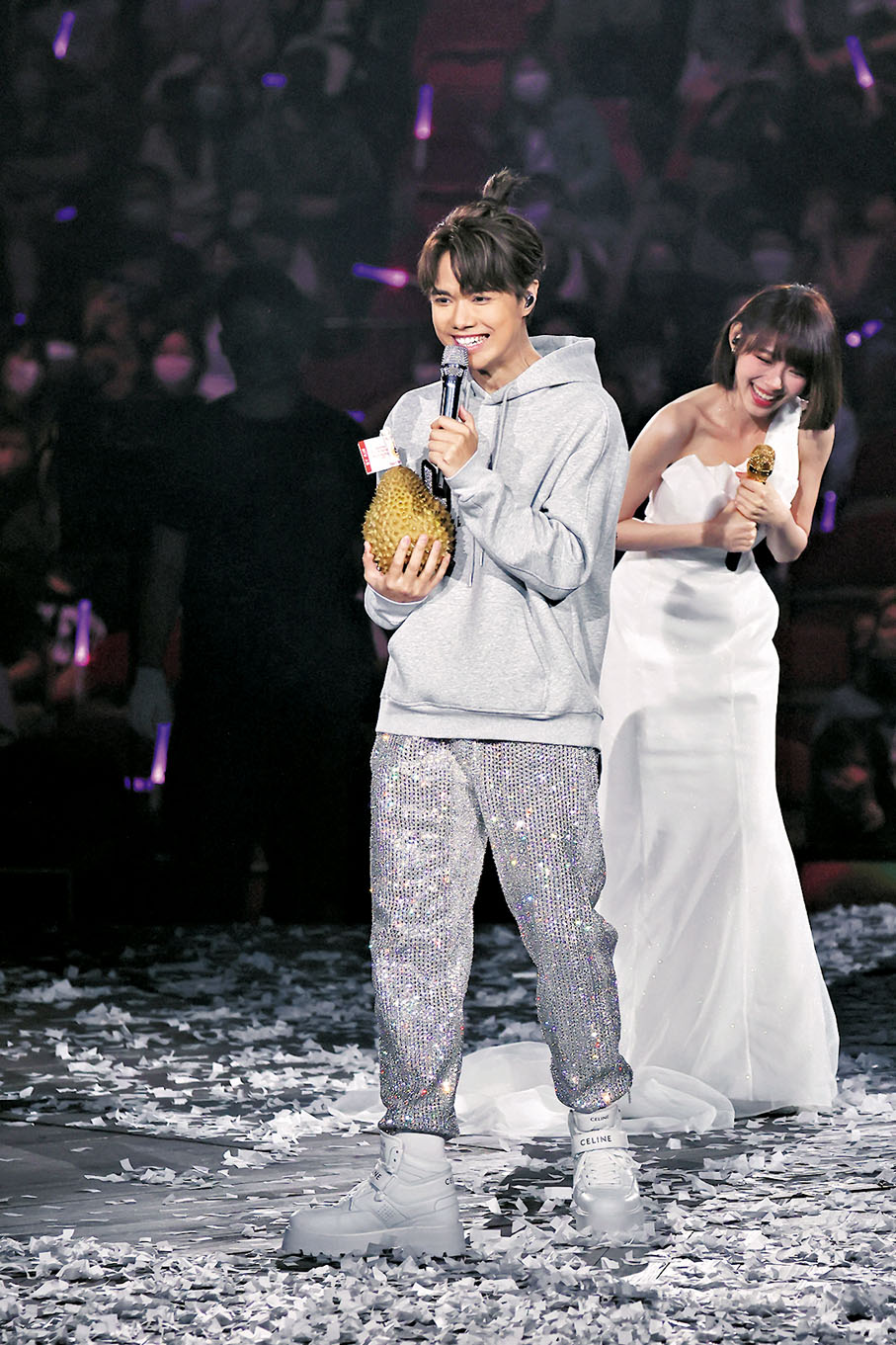 ◆張敬軒收到林明禎的禮物，笑言不懂開榴槤。