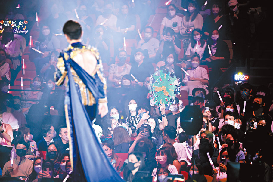 ◆ 張敬軒留意到現場有歌迷高舉一個紙紮牌。