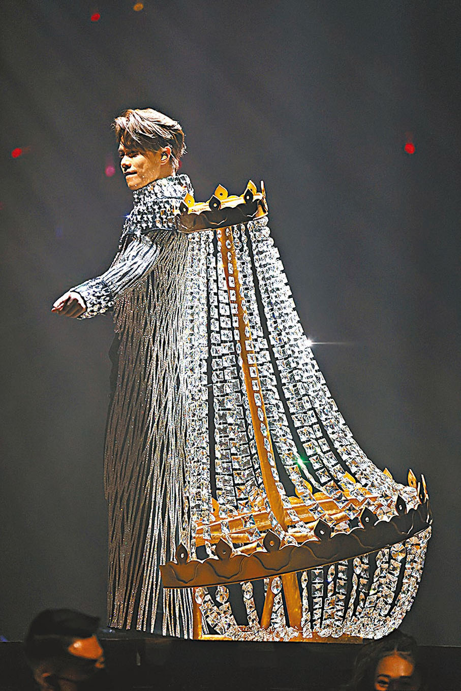 ◆ 張敬軒以水晶燈王子造型現身。