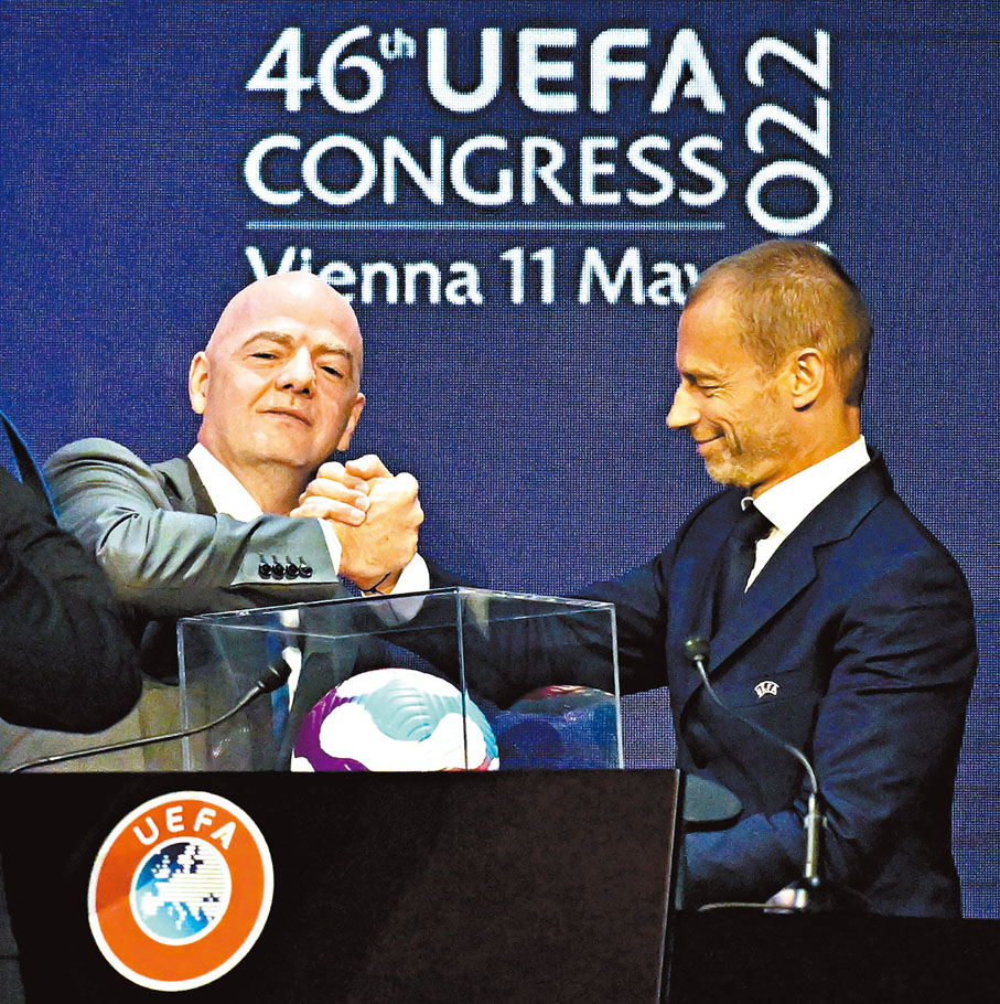 ◆ 國際足協主席恩芬天奴(左)與歐洲足協主席施費連，在大會上握手致意。  法新社