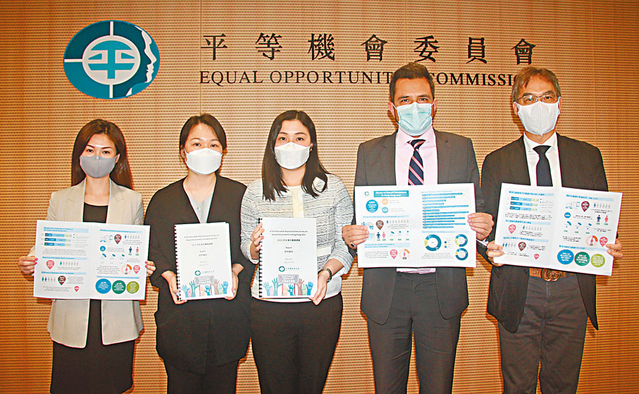 ◆平機會調查顯示，分別有17.8%及11.8%受訪成年人曾遭受網絡形式及職場性騷擾。 香港文匯報記者  攝