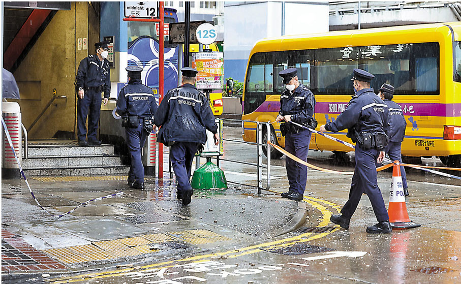 ◆警方將油麻地墜紙皮石的現場圍封，以防再有物件墜下發生意外。香港文匯報記者  攝