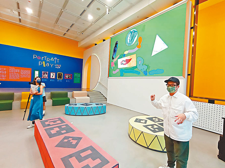 新媒體藝術家朱力行（右）介紹「不加思索自畫像」展覽的創作概念。 香港文匯報記者  攝