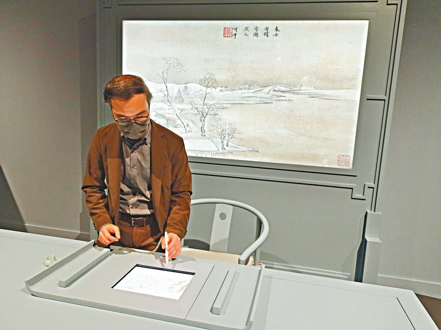 ◆鄧慶燊示範利用裝置創作一幅屬於自己的山水畫。香港文匯報記者  攝