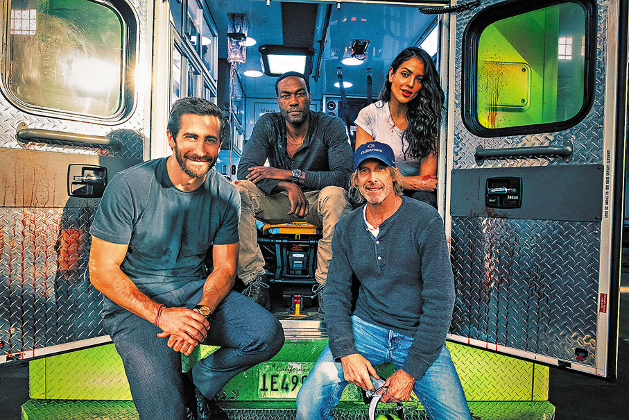 ◆《十字衝鋒車》由米高比爾執導（前排右一）。