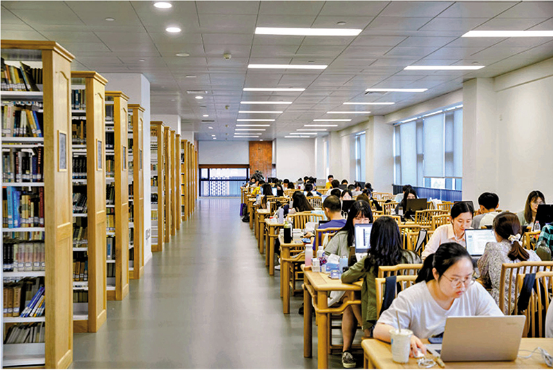 ◆學生在浙江大學圖書館學習並搜索文獻。   網上圖片