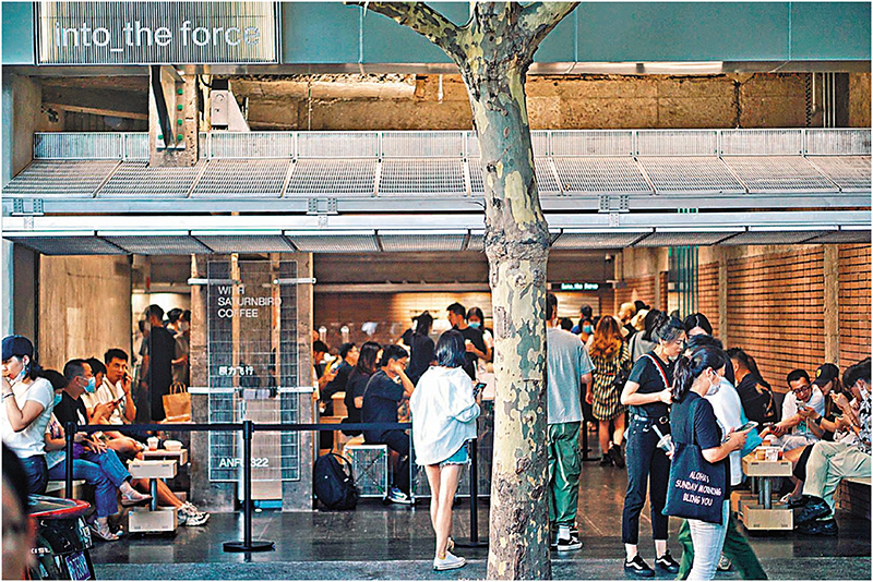 ◆「into_the force 原力飛行」是三頓半咖啡在上海開設的第一家線下門店，深受年輕消費者的喜愛。網上圖片（攝於此輪疫情前）
