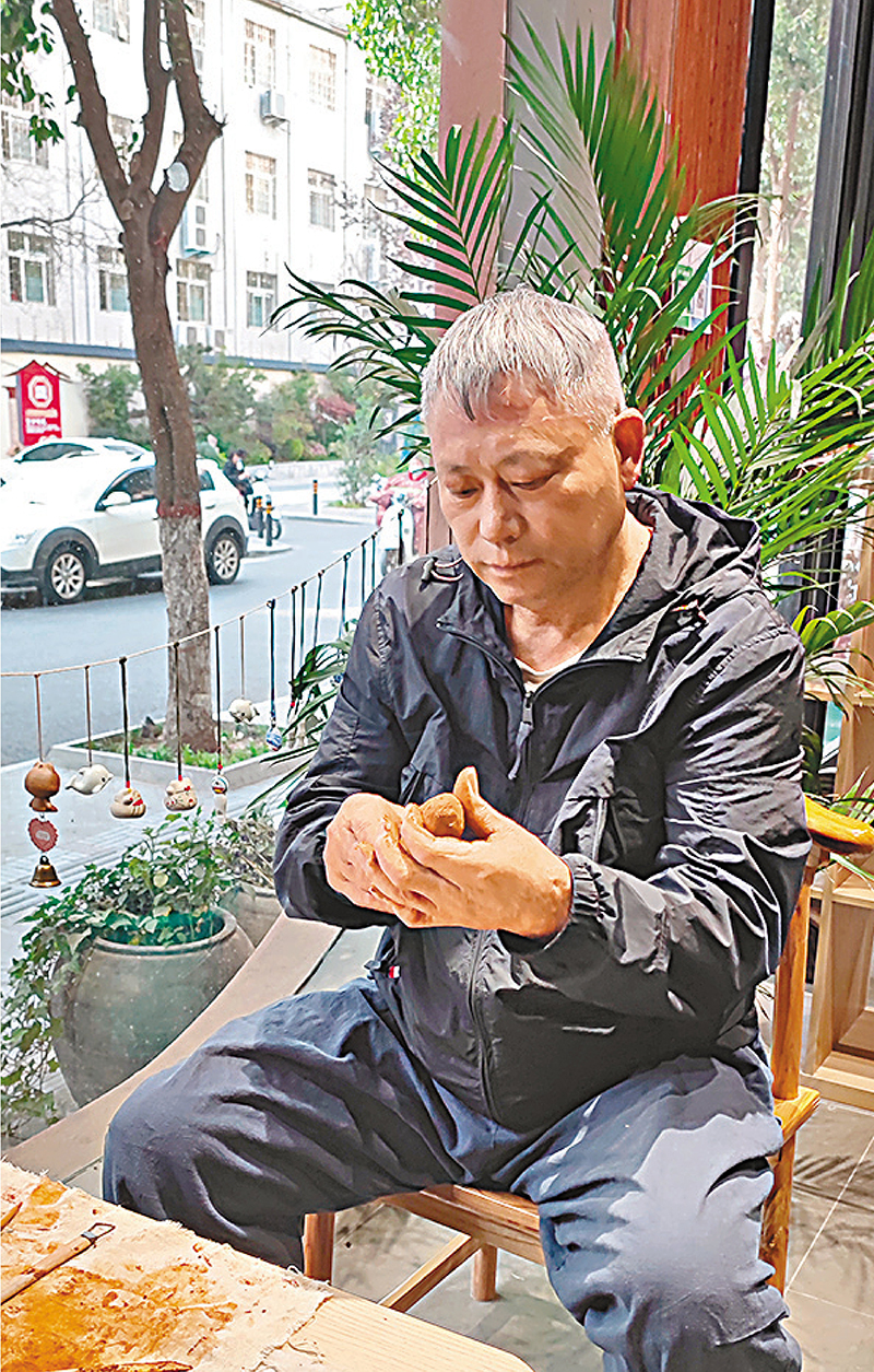 ◆趙恩民一把紅泥在手，就立即心如止水專心創作。