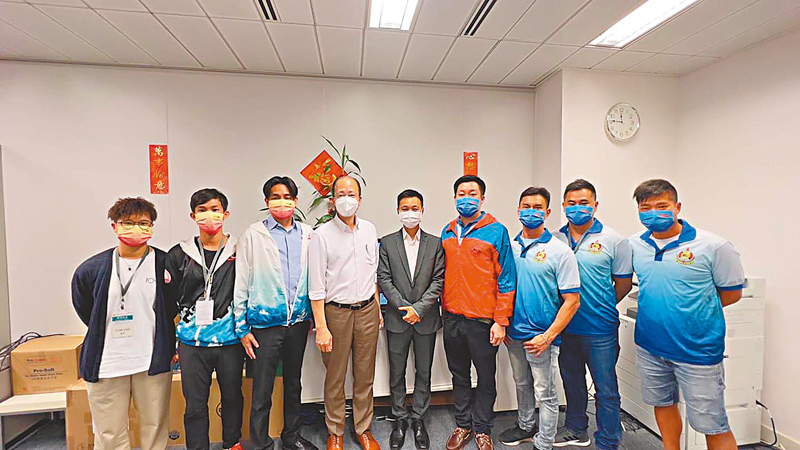 ◆周小松（左四）日前接觸港九拯溺員工會代表了解救生員工作情況。 港九拯溺員工會網頁圖片