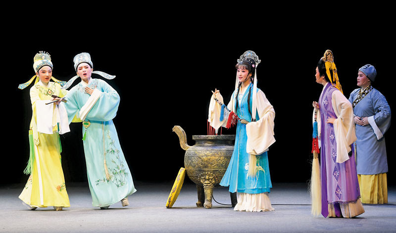 ◆「芳華」第七代優秀青年演員和第八代年輕學員聯袂演出青春版越劇《玉蜻蜓》。
