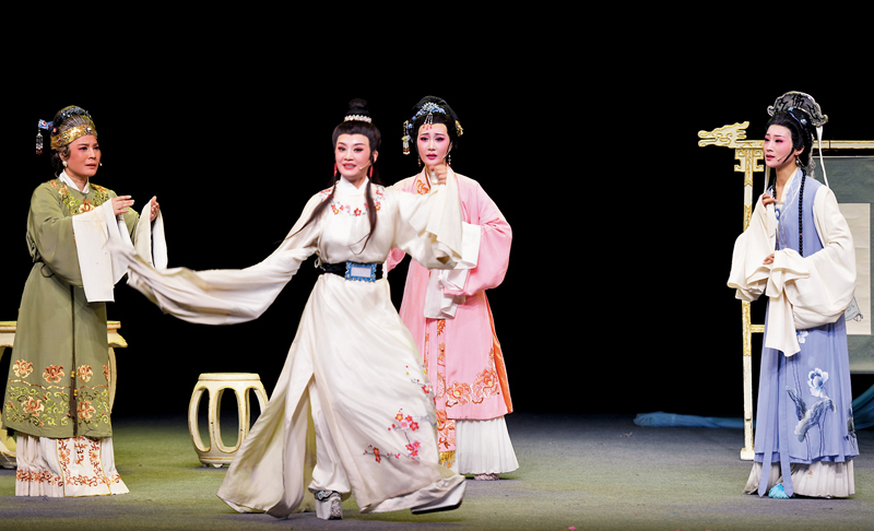 ◆《玉蜻蜓》中,青年演員裘潔(左二)飾演徐元宰,張倩倩(右一)、趙陽(右二)、吳敏飛(左一)分別飾演徐元宰生母、寄母、養母。
